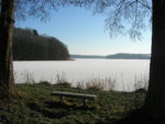 Bank in der Nähe des Fastenhofs mit Blick auf See