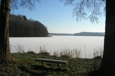 Bank in der Nähe des Fastenhofs mit Blick auf See